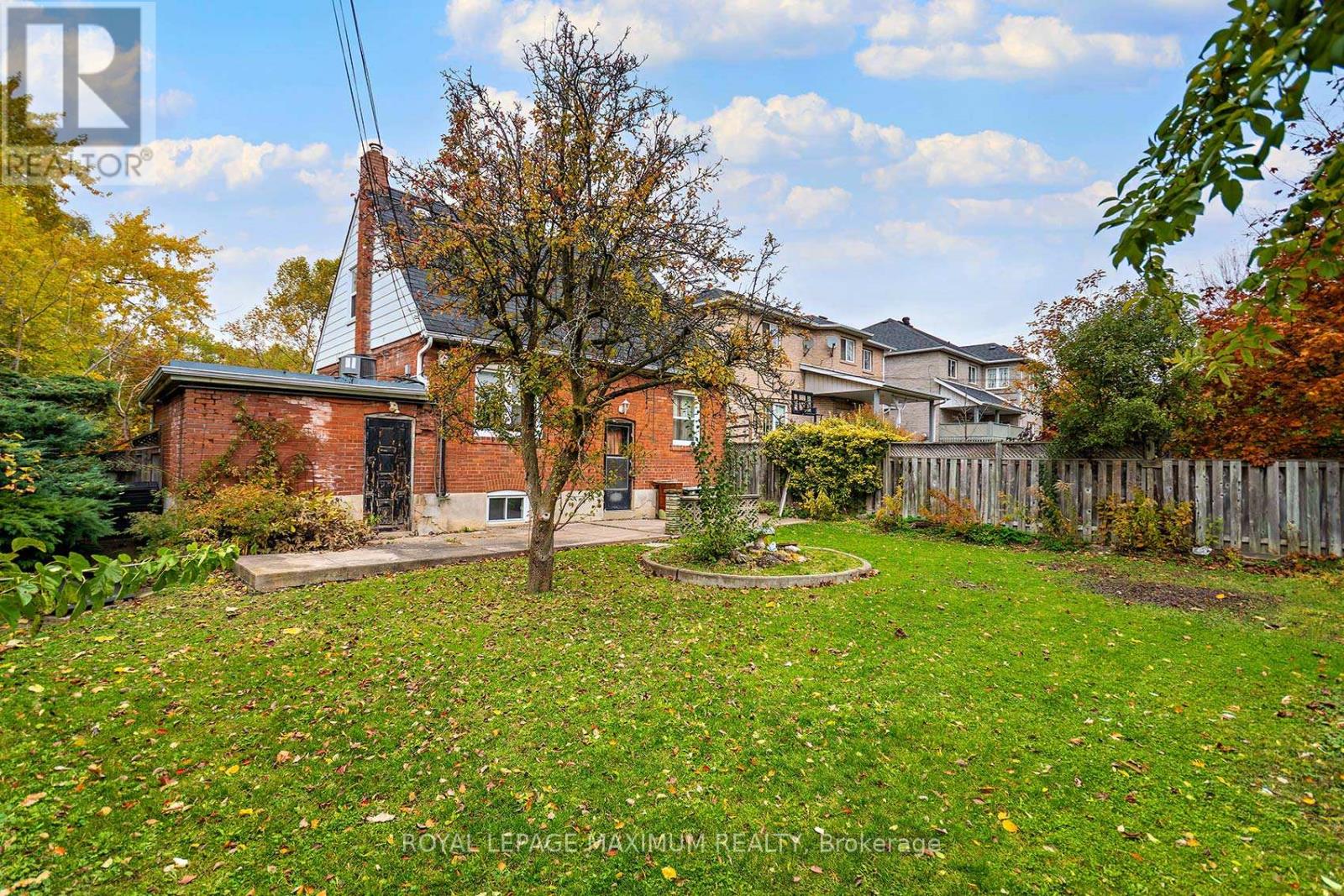 27 King Georges Drive, Toronto, Ontario  M6M 2H1 - Photo 32 - W12514950