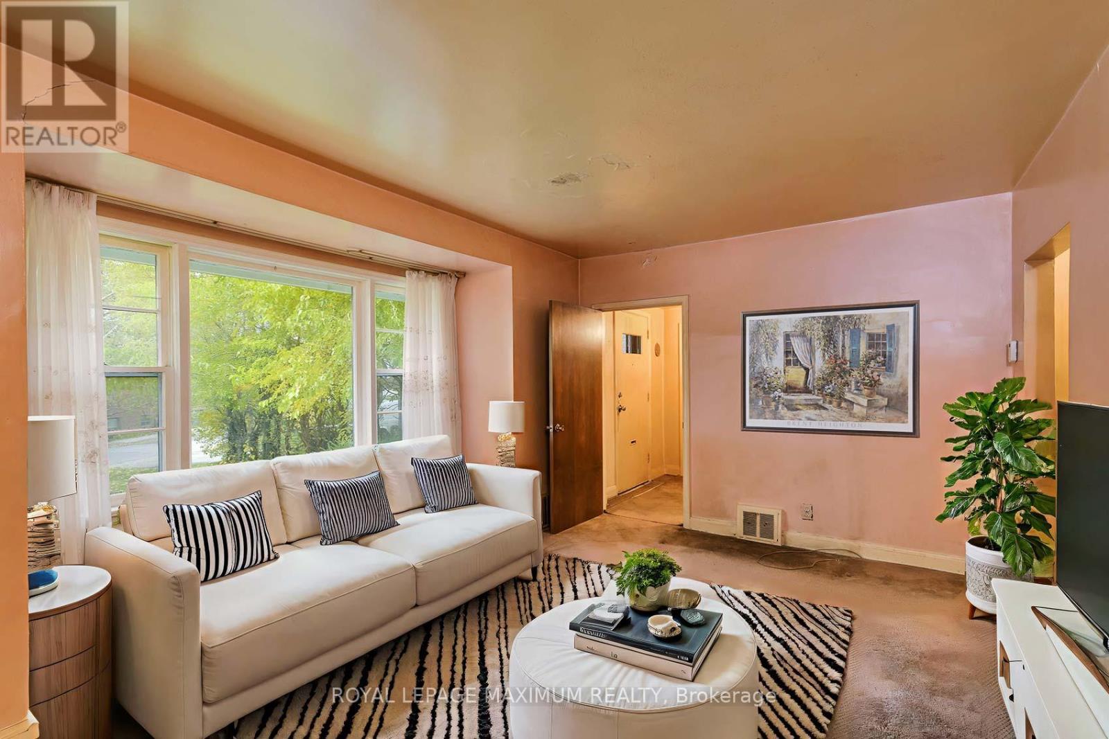 27 King Georges Drive, Toronto, Ontario  M6M 2H1 - Photo 6 - W12514950