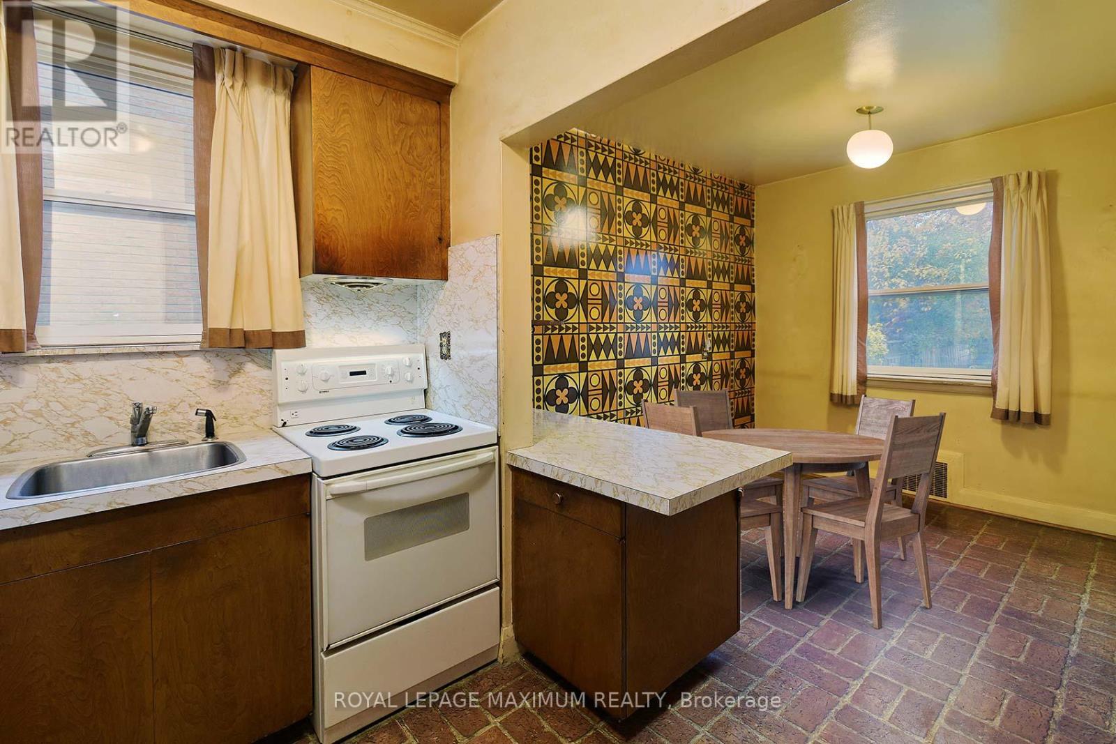 27 King Georges Drive, Toronto, Ontario  M6M 2H1 - Photo 9 - W12514950