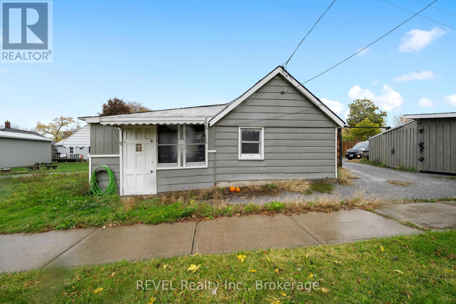 1 Birch Lane, St. Catharines, Ontario  L2P 2B5 - Photo 2 - X12515026