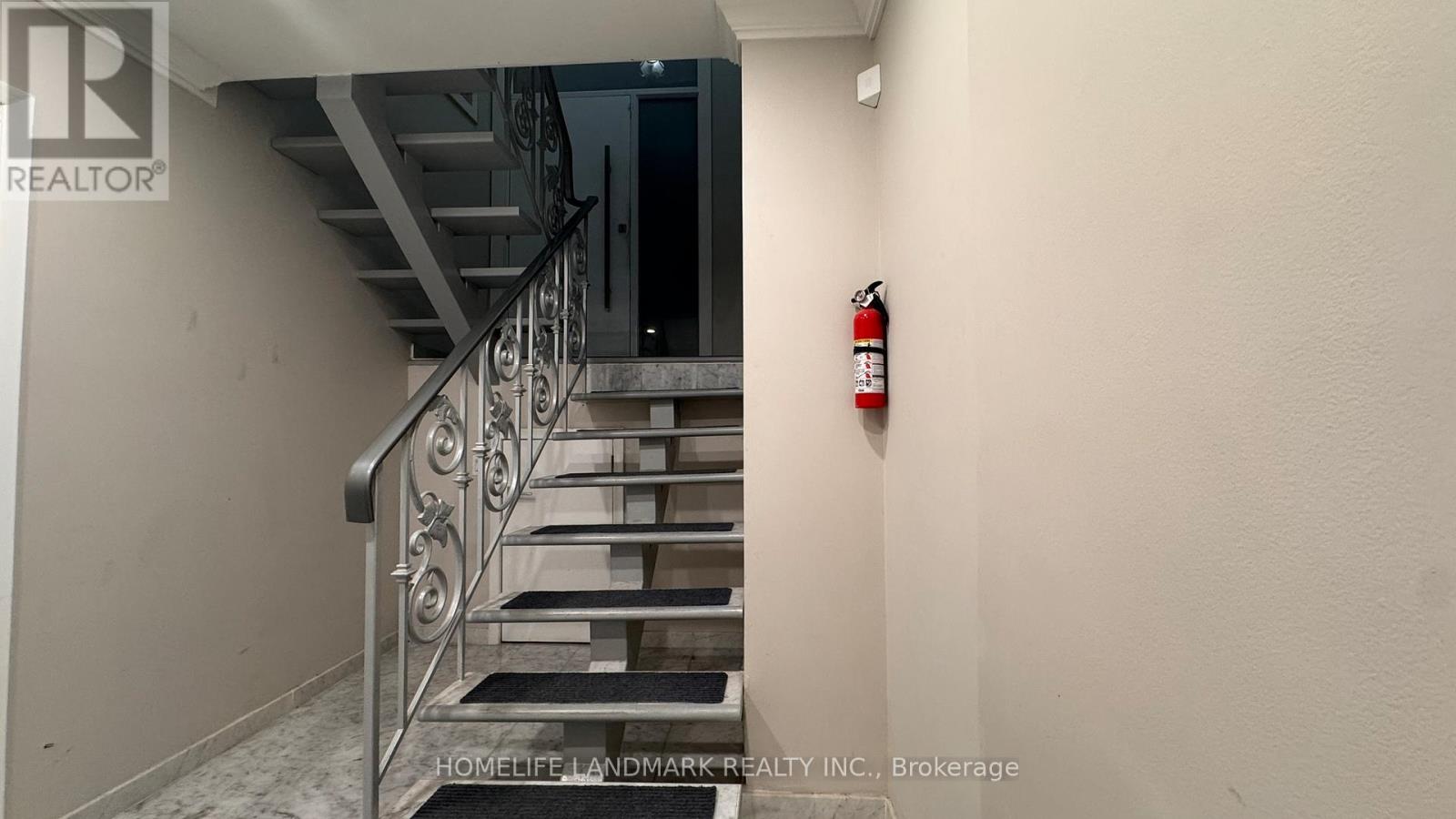 35 Robingrove Road, Toronto, Ontario  M2R 2Z8 - Photo 5 - C12445752