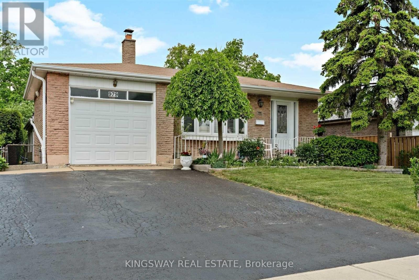 979 Forestwood Drive, Mississauga, Ontario  L5C 1G9 - Photo 3 - W12514956