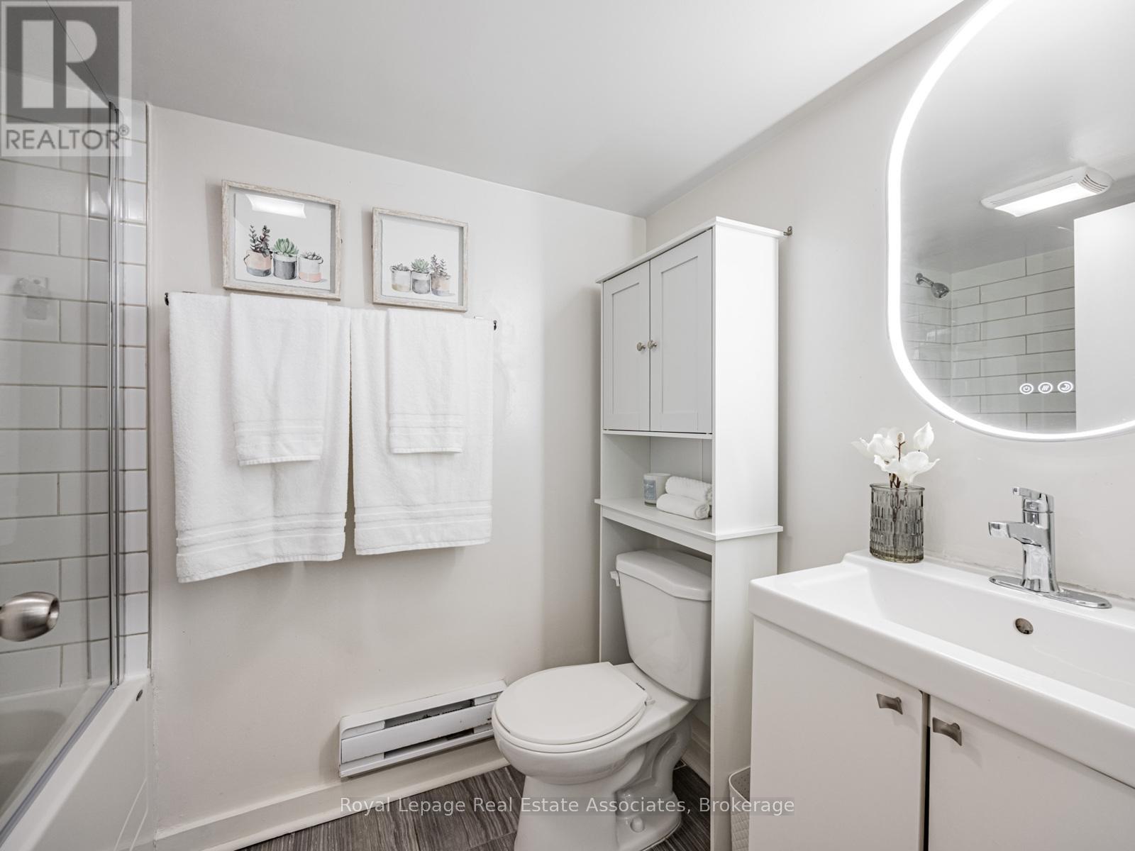 5 Little Boulevard, Toronto, Ontario  M6E 4N1 - Photo 27 - W12514970