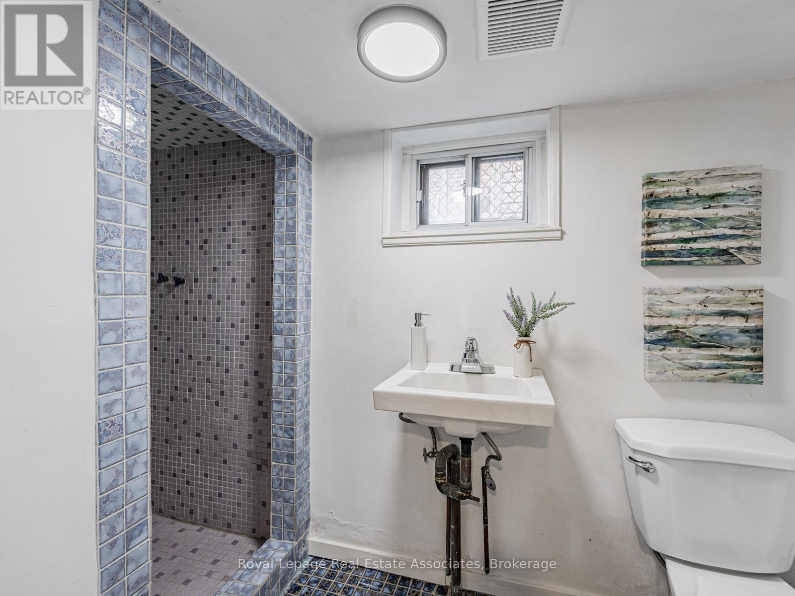 5 Little Boulevard, Toronto, Ontario  M6E 4N1 - Photo 31 - W12514970