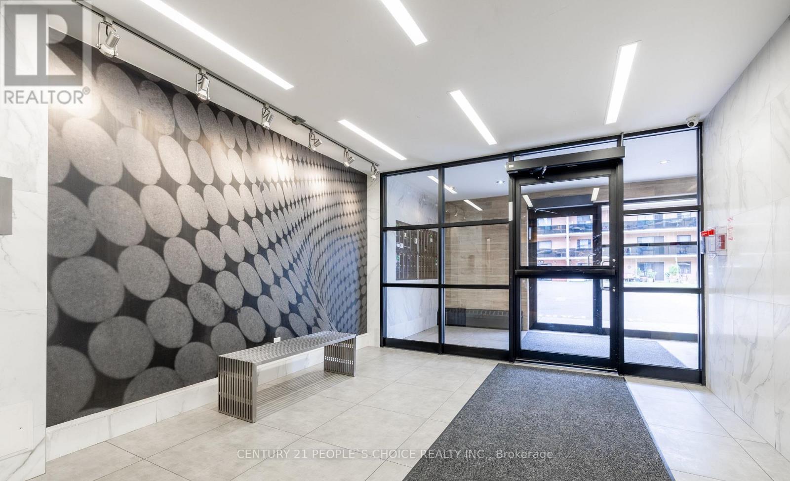 504 - 573 North Service Road, Mississauga, Ontario  L5A 1B5 - Photo 2 - W12515010