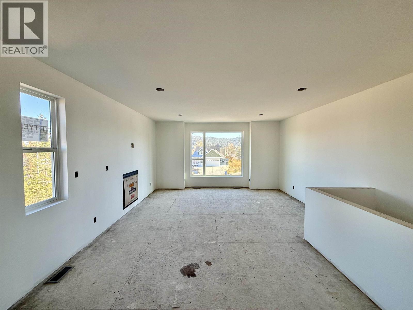 905 Spruce Place, 100 Mile House, British Columbia  V0K 2E0 - Photo 5 - R3046883