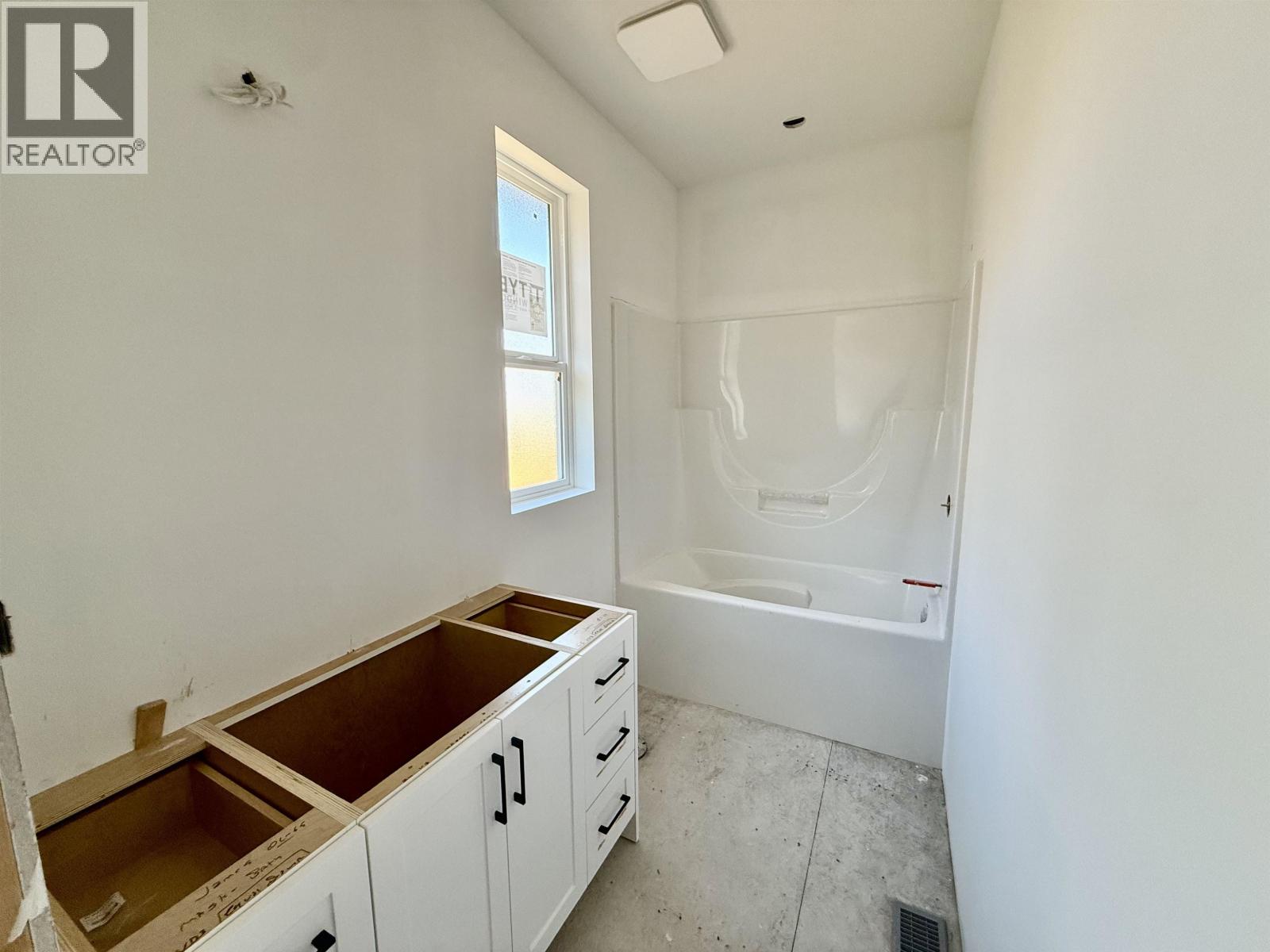 905 Spruce Place, 100 Mile House, British Columbia  V0K 2E0 - Photo 11 - R3046883