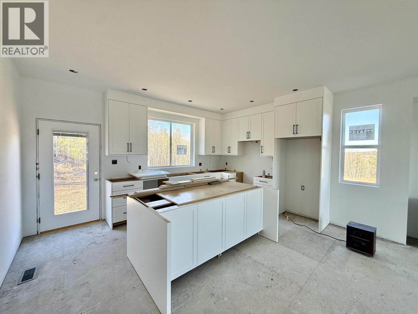 905 Spruce Place, 100 Mile House, British Columbia  V0K 2E0 - Photo 3 - R3046883