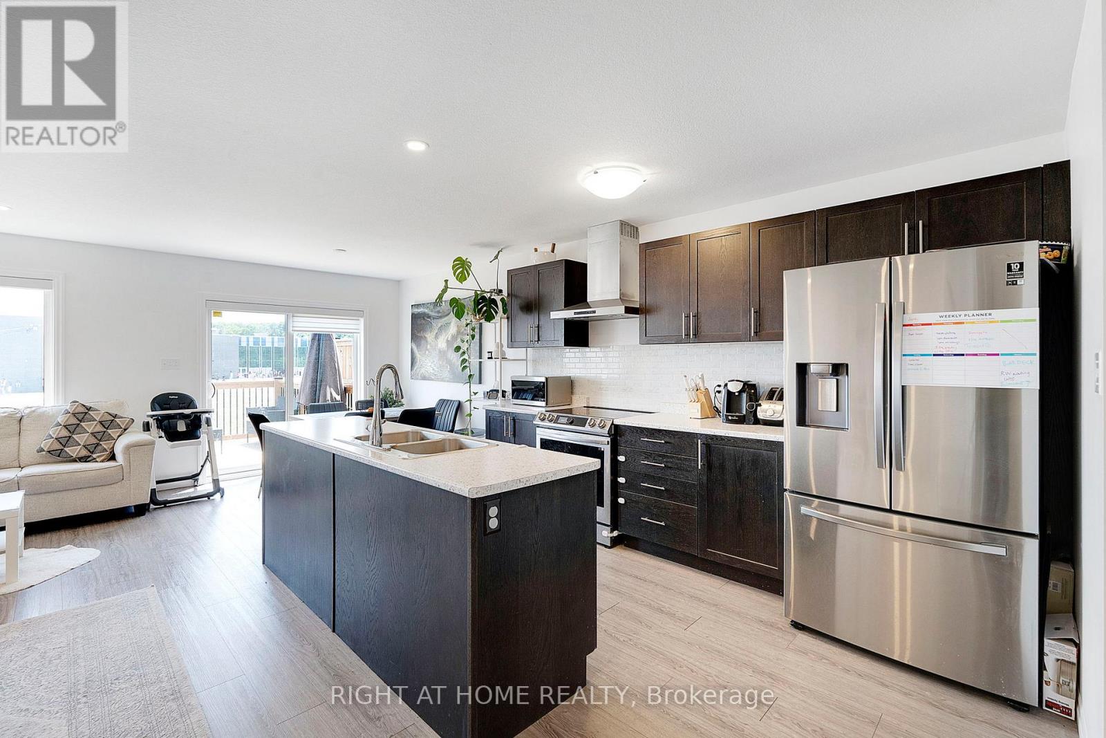 78 Pony Way, Kitchener, Ontario  N2R 0R8 - Photo 7 - X12514980