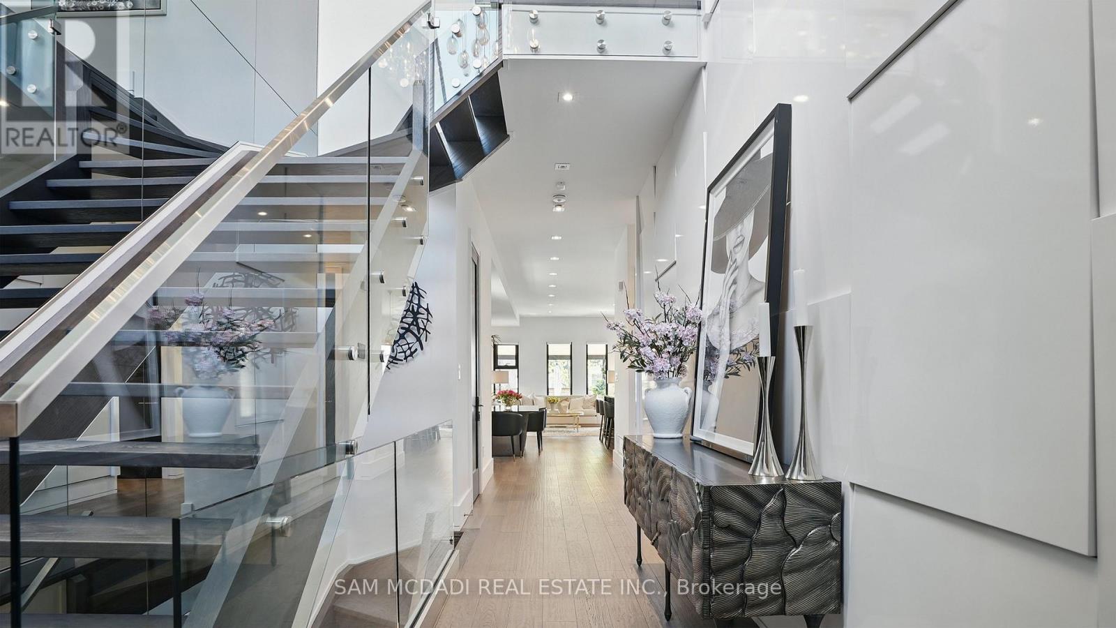 7b Iroquois Avenue, Mississauga, Ontario L5G 1M7 - Photo 4 - W12435198