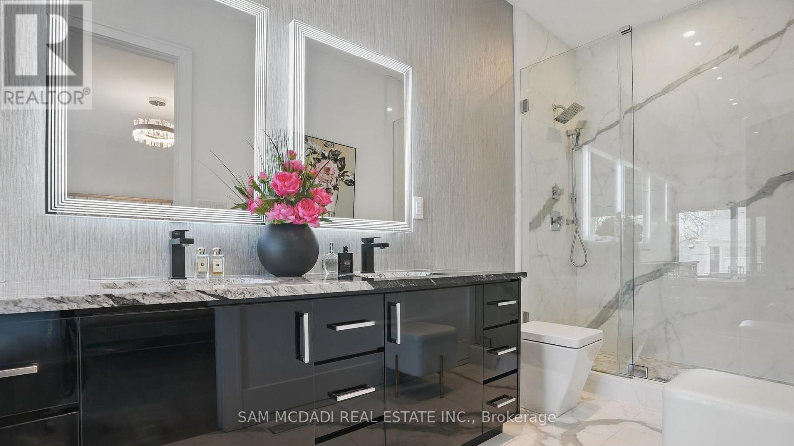 7b Iroquois Avenue, Mississauga, Ontario L5G 1M7 - Photo 23 - W12435198