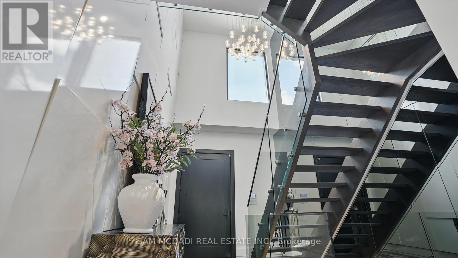 7b Iroquois Avenue, Mississauga, Ontario L5G 1M7 - Photo 3 - W12435198