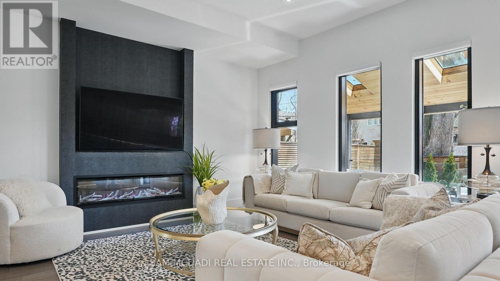 7b Iroquois Avenue, Mississauga, Ontario L5G 1M7 - Photo 7 - W12435198