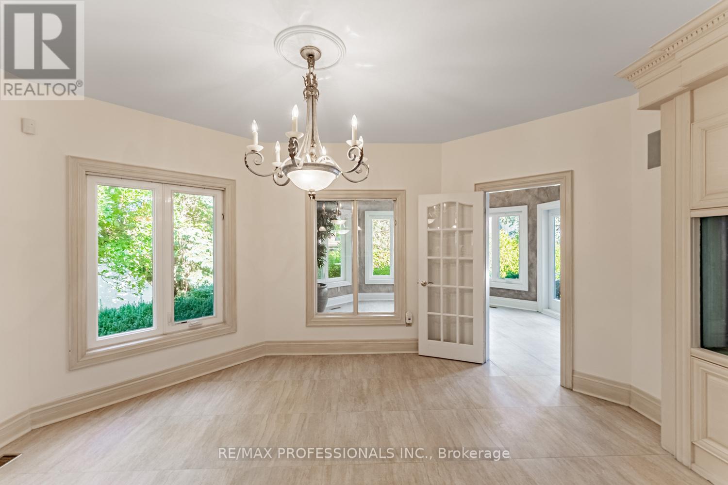 2239 Rosegate Drive, Mississauga, Ontario  L1W 3K3 - Photo 11 - W12515098