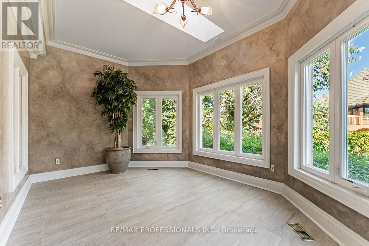 2239 Rosegate Drive, Mississauga, Ontario  L1W 3K3 - Photo 12 - W12515098