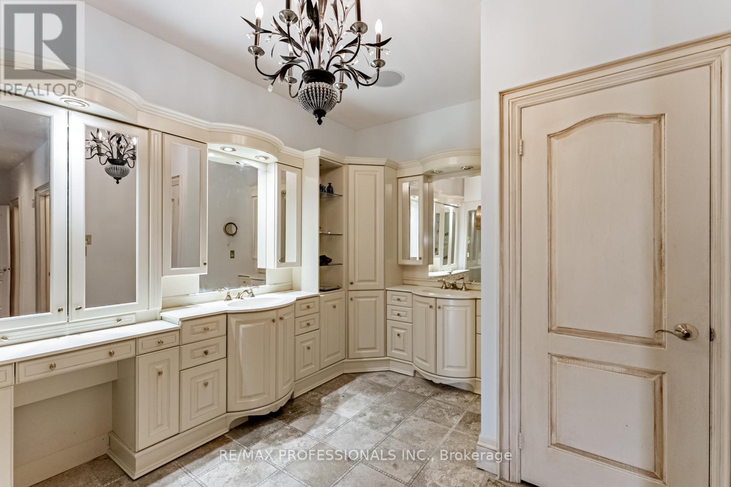 2239 Rosegate Drive, Mississauga, Ontario  L1W 3K3 - Photo 20 - W12515098