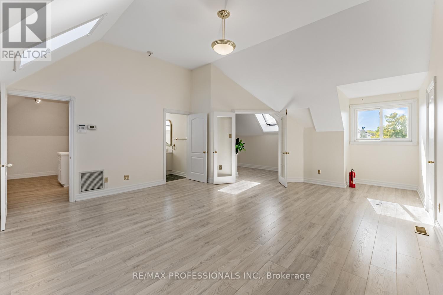 2239 Rosegate Drive, Mississauga, Ontario  L1W 3K3 - Photo 38 - W12515098