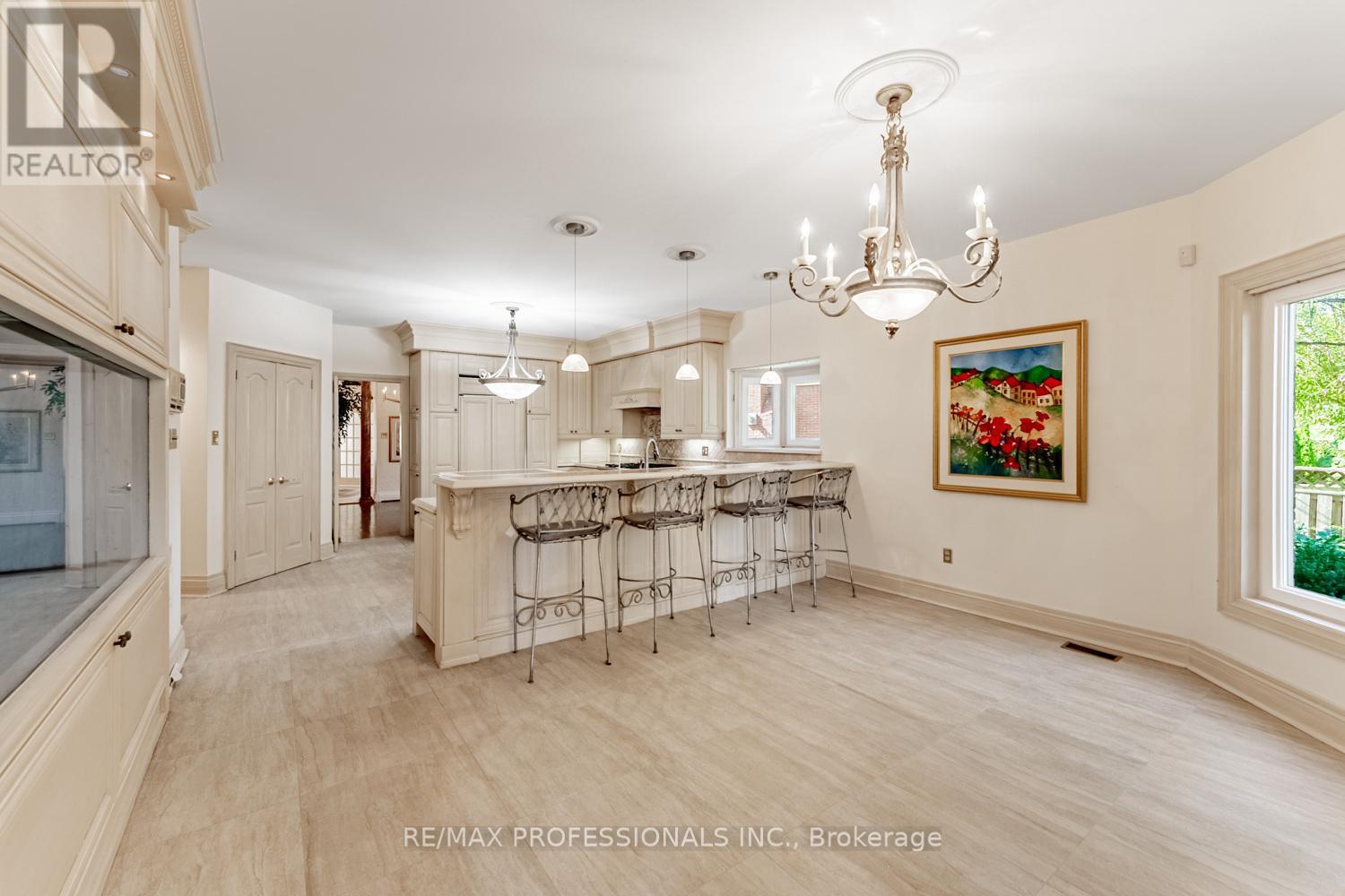 2239 Rosegate Drive, Mississauga, Ontario  L1W 3K3 - Photo 7 - W12515098