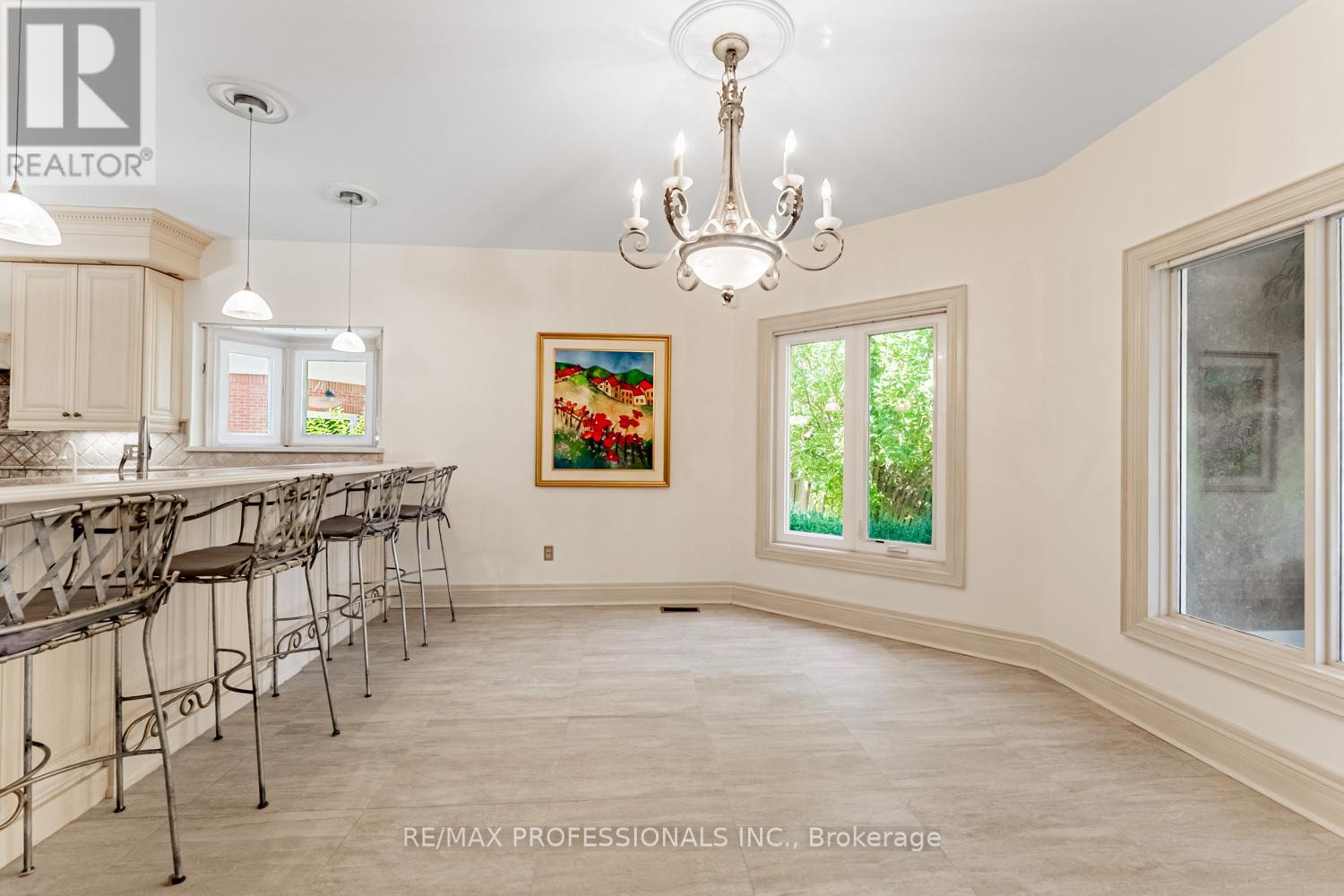 2239 Rosegate Drive, Mississauga, Ontario  L1W 3K3 - Photo 8 - W12515098