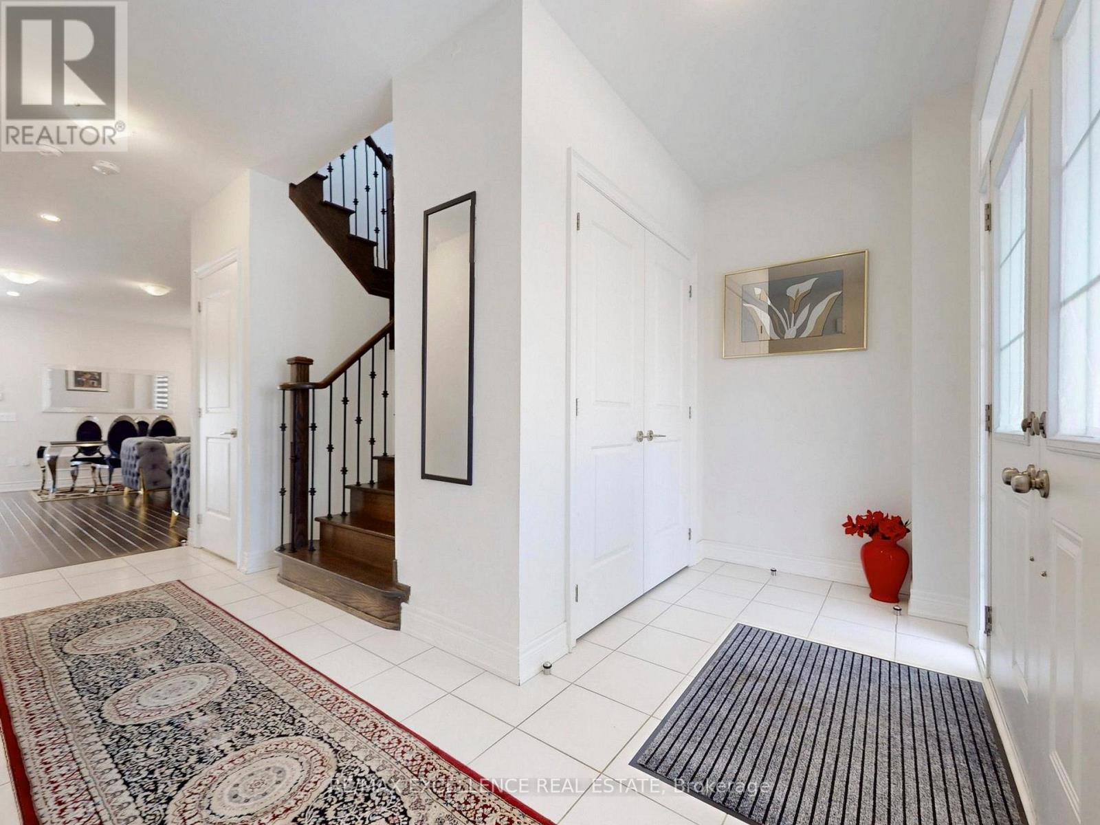 33 Tiger Crescent, Brampton, Ontario L6R 0C8 - Photo 3 - W12497454