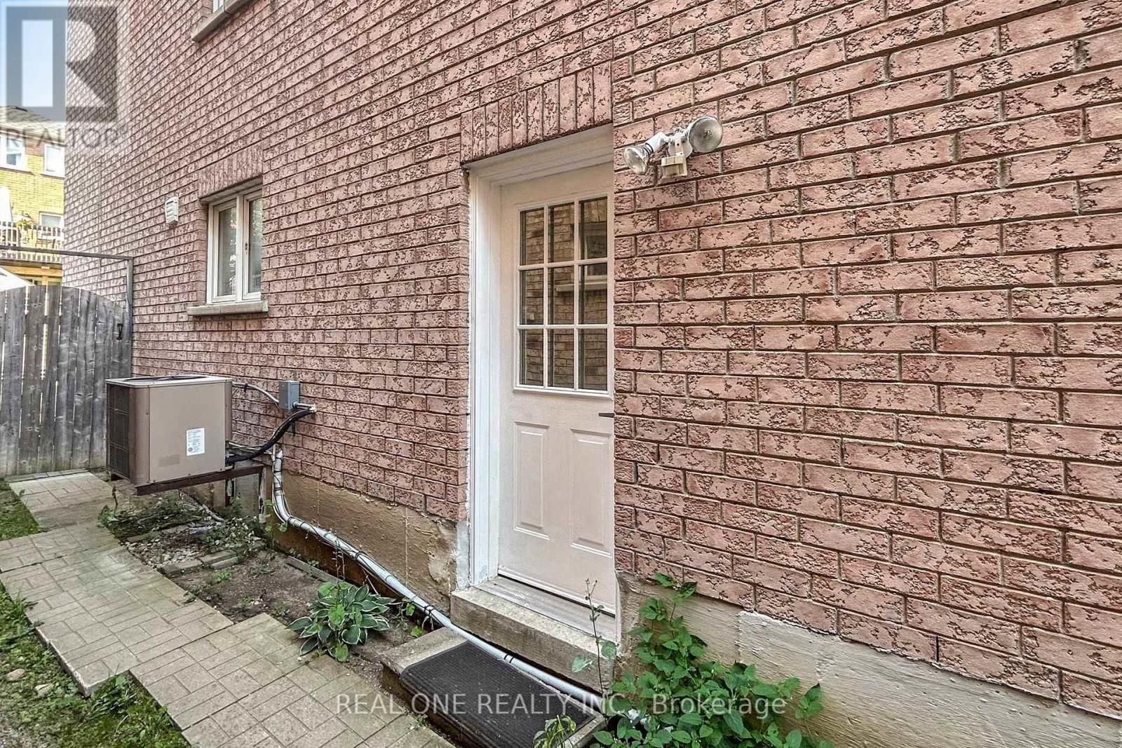 64 Sassafras Circle N, Vaughan, Ontario  L4J 8M8 - Photo 2 - N12515142