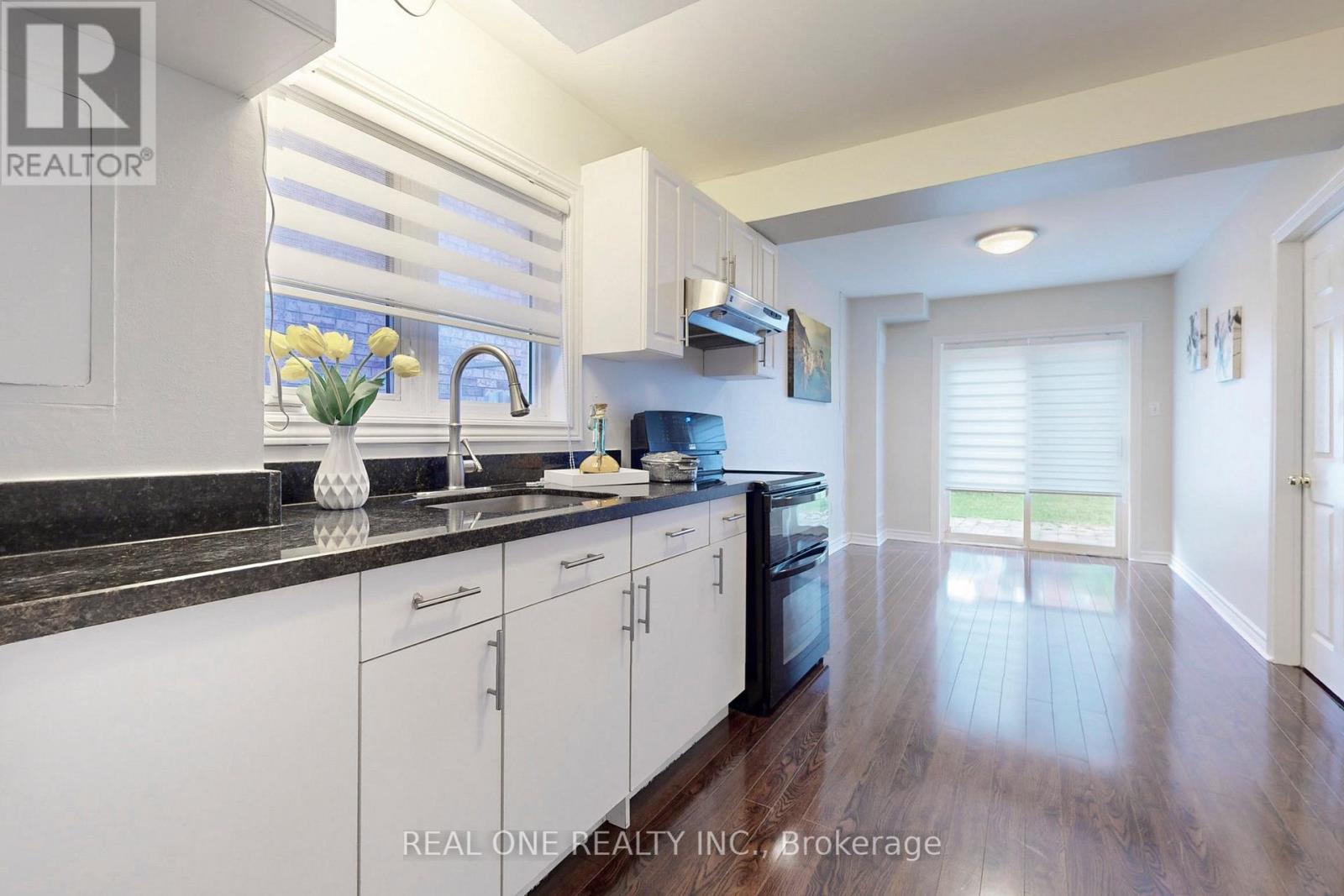 64 Sassafras Circle N, Vaughan, Ontario  L4J 8M8 - Photo 4 - N12515142