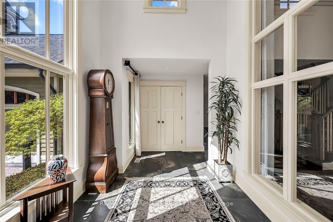 285 Hamilton Drive, Hamilton, Ontario  L9G 2A9 - Photo 4 - X12515162