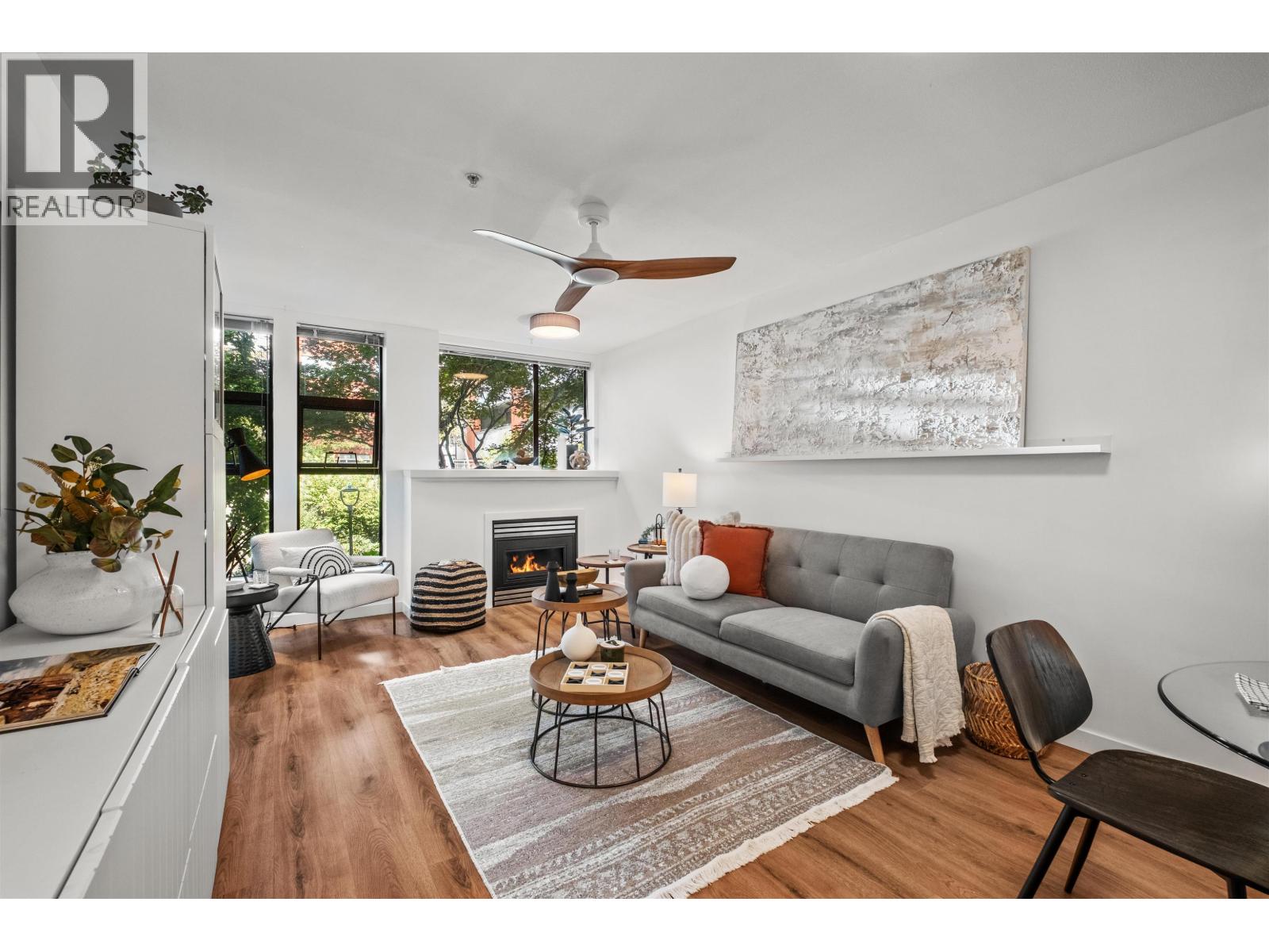 305 305 Lonsdale Avenue, North Vancouver, British Columbia  V7M 3G3 - Photo 3 - R3065325