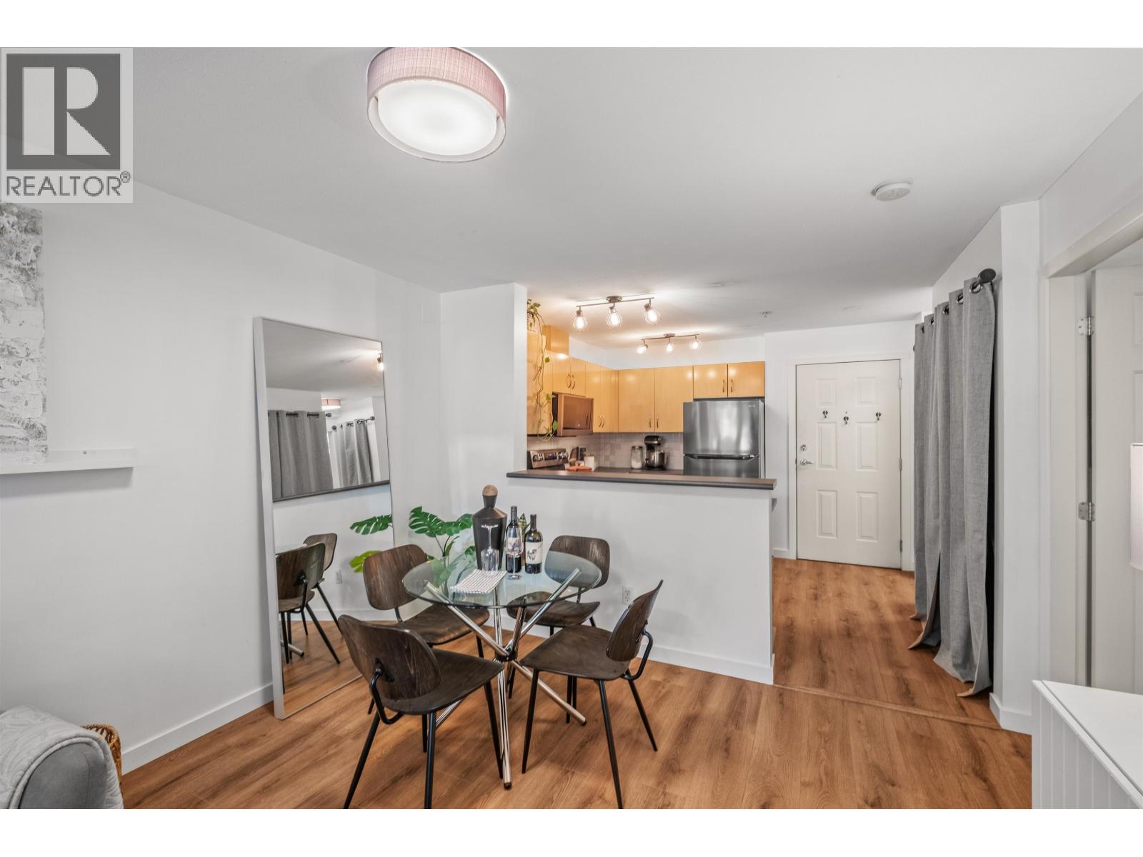 305 305 Lonsdale Avenue, North Vancouver, British Columbia  V7M 3G3 - Photo 5 - R3065325