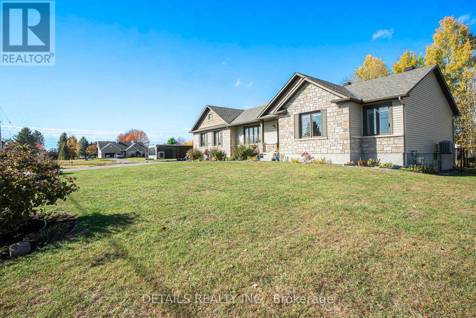 2043 Paul Drive, Clarence-Rockland, Ontario  K0A 1E0 - Photo 3 - X12515248