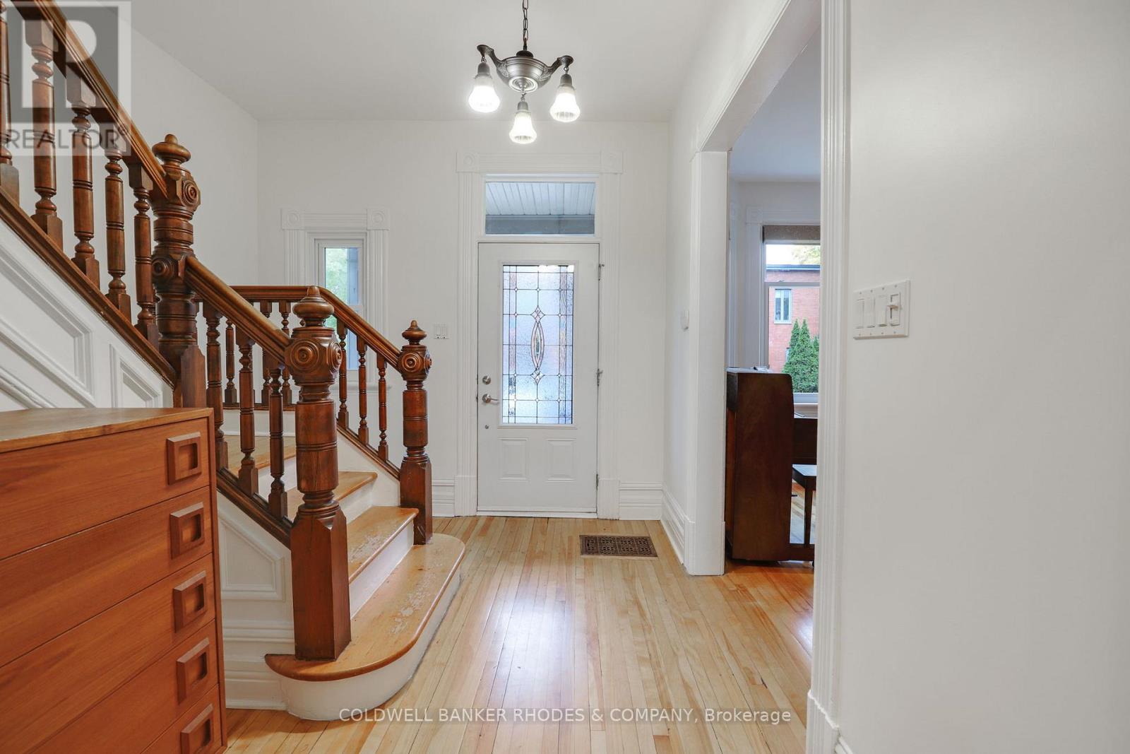 144 Mcleod Street, Ottawa, Ontario  K2P 0Z7 - Photo 3 - X12515290