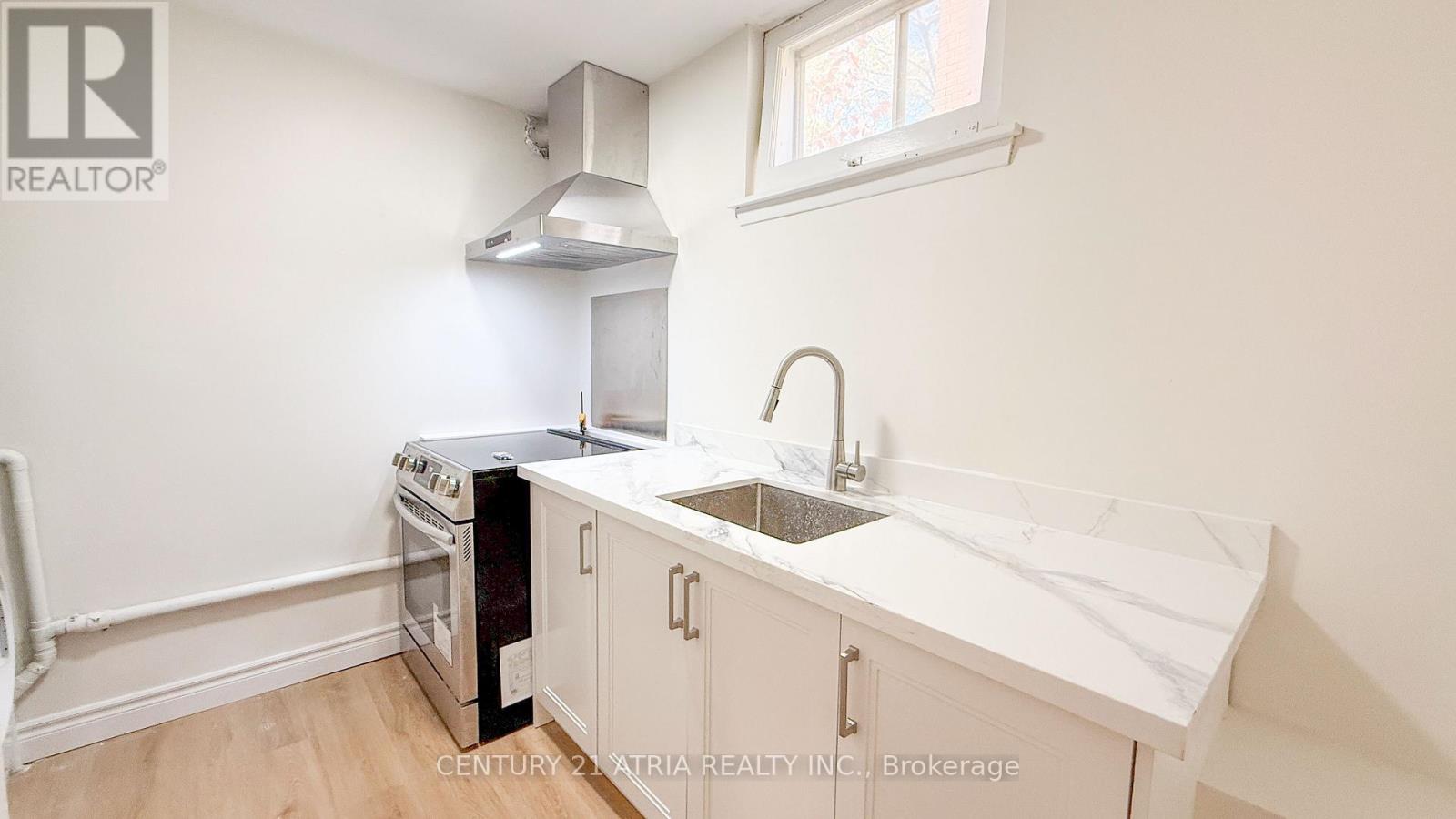 151 Fenn Avenue, Toronto, Ontario  M2P 1X8 - Photo 4 - C12515278