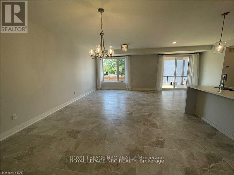 9 - 24 Grapeview Drive, St. Catharines, Ontario  L2S 2W5 - Photo 4 - X12515270