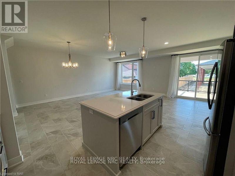 9 - 24 Grapeview Drive, St. Catharines, Ontario  L2S 2W5 - Photo 6 - X12515270