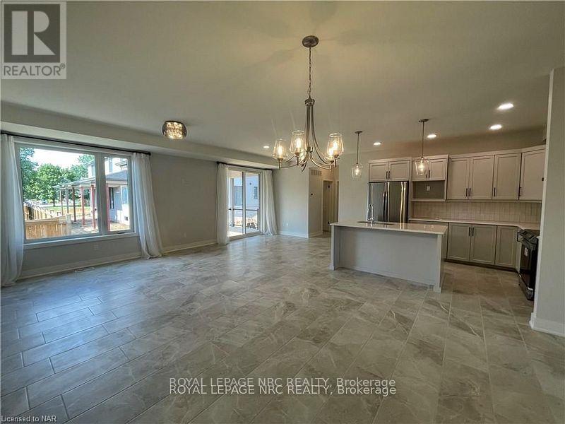 9 - 24 Grapeview Drive, St. Catharines, Ontario  L2S 2W5 - Photo 5 - X12515270