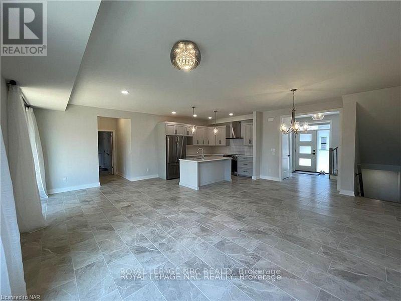 9 - 24 Grapeview Drive, St. Catharines, Ontario  L2S 2W5 - Photo 3 - X12515270