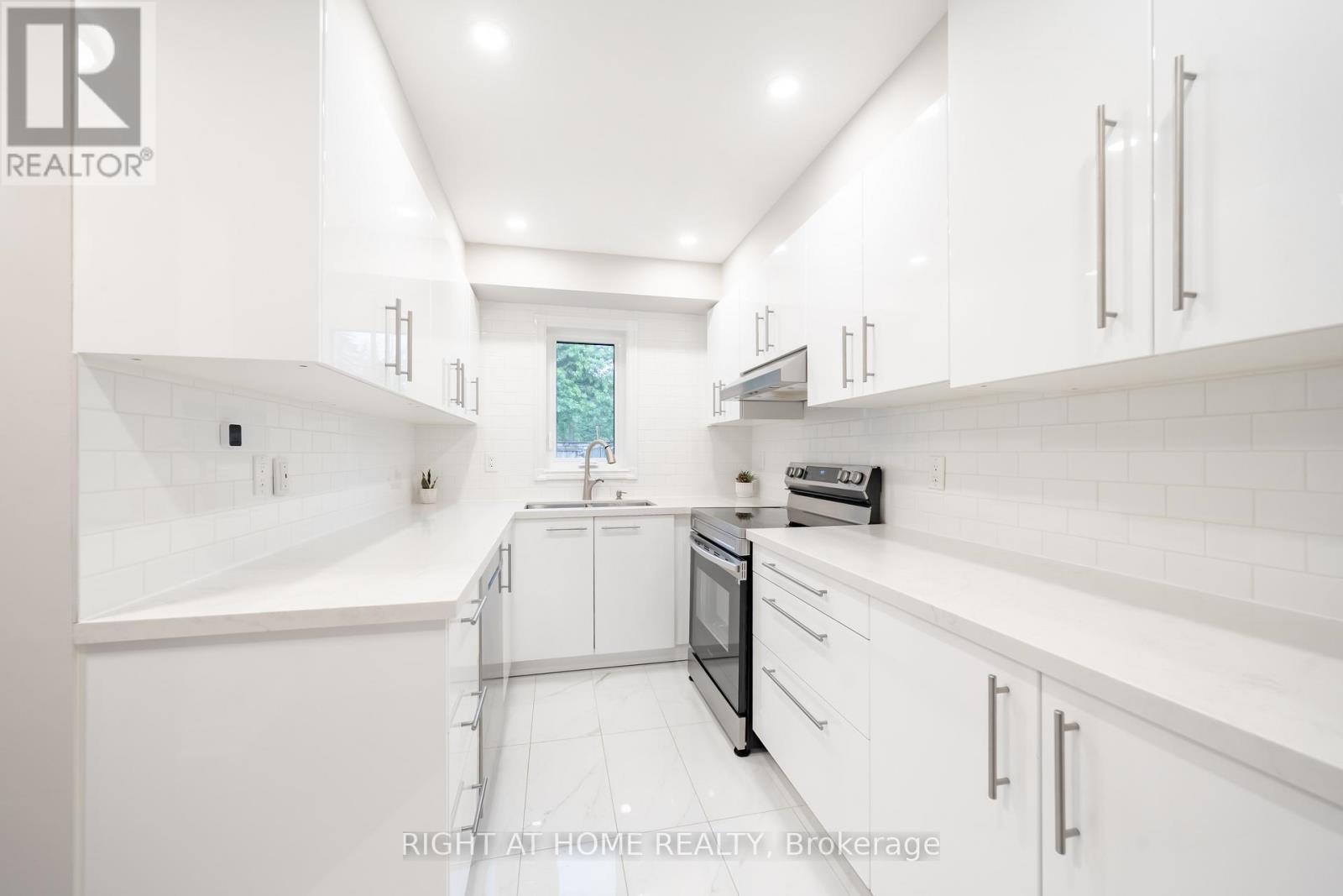 9 Royal Cedar Court, East Gwillimbury, Ontario  L9N 1R7 - Photo 10 - N12515306