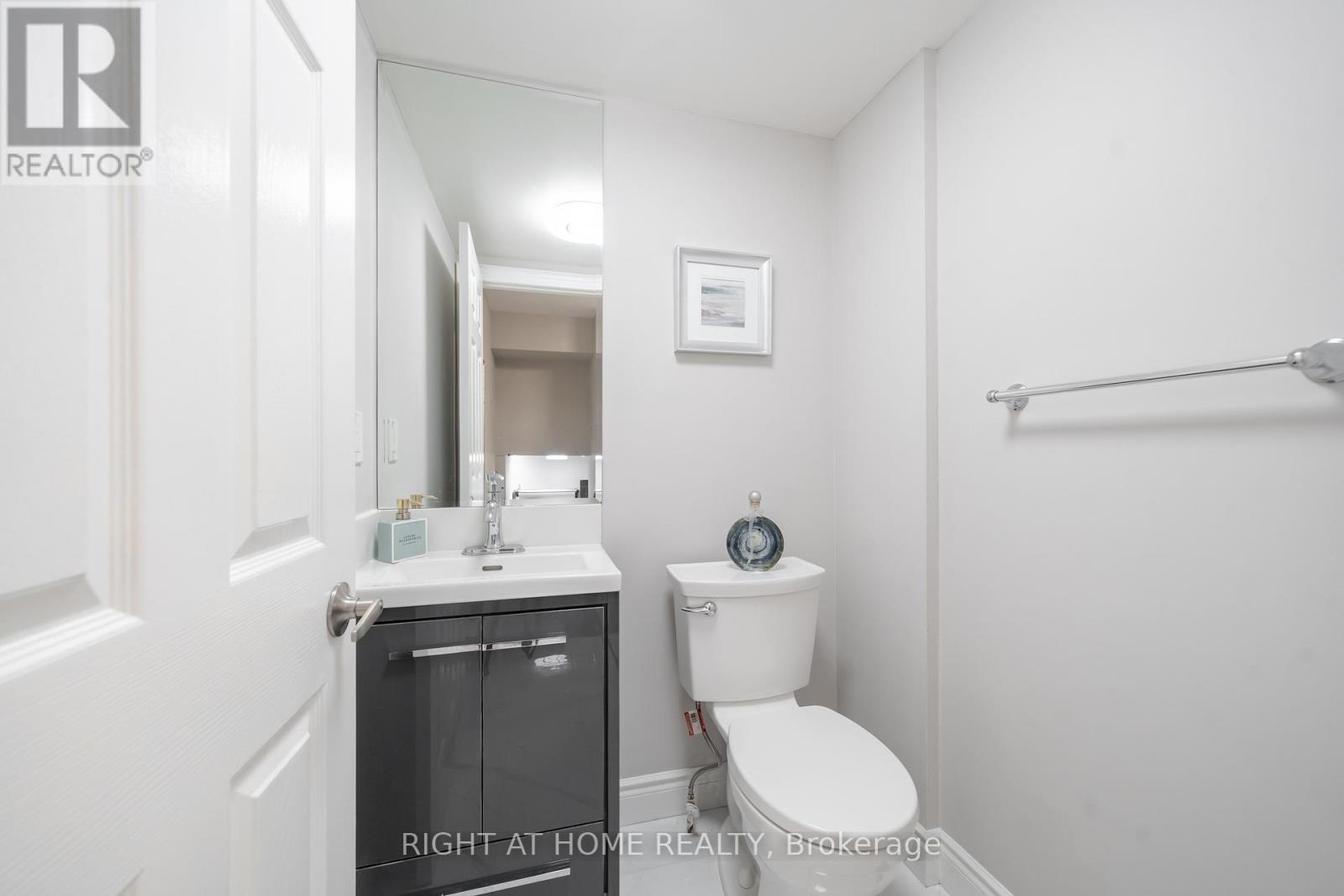 9 Royal Cedar Court, East Gwillimbury, Ontario  L9N 1R7 - Photo 6 - N12515306