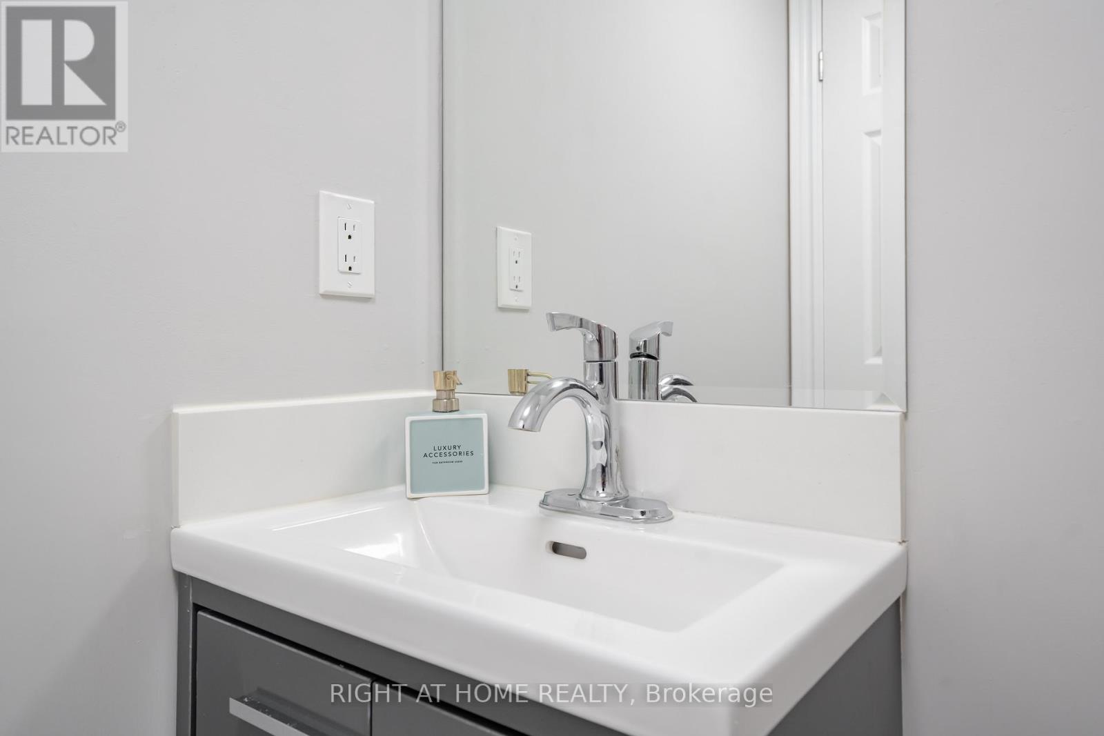 9 Royal Cedar Court, East Gwillimbury, Ontario  L9N 1R7 - Photo 7 - N12515306