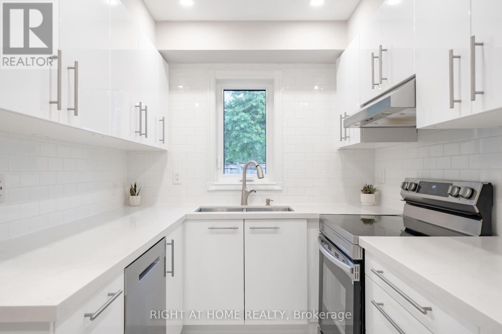 9 Royal Cedar Court, East Gwillimbury, Ontario  L9N 1R7 - Photo 8 - N12515306