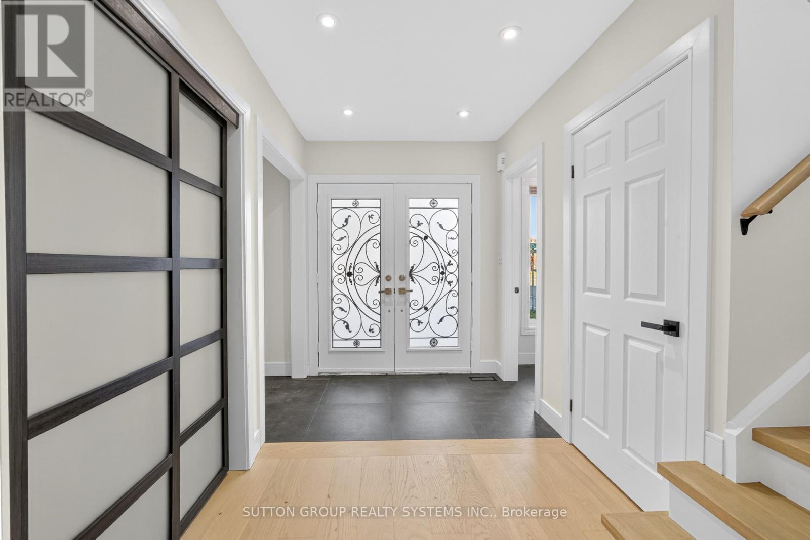 2281 Pell Crescent, Oakville, Ontario  L6M 3T6 - Photo 5 - W12513538