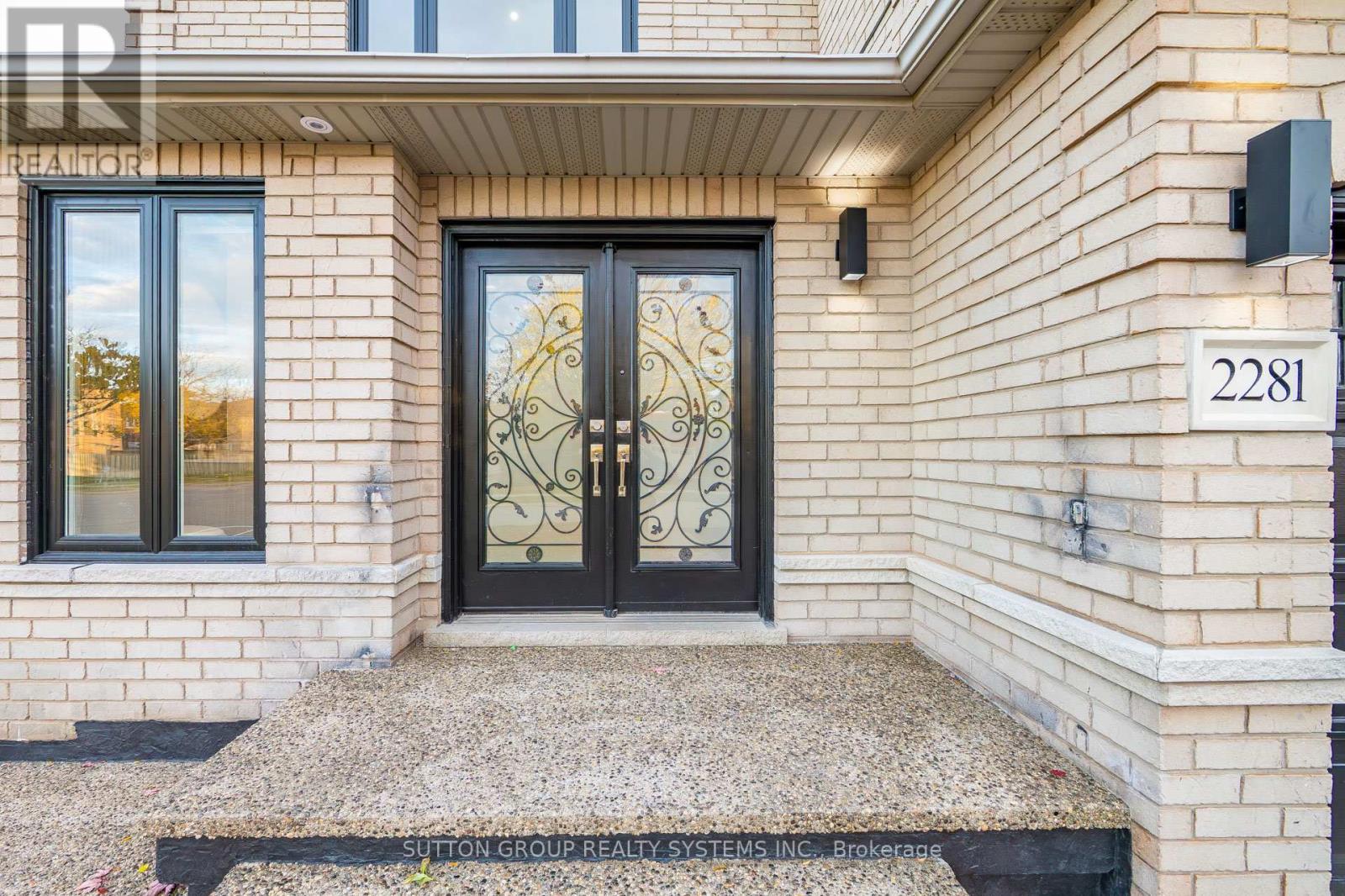 2281 Pell Crescent, Oakville, Ontario  L6M 3T6 - Photo 2 - W12513538