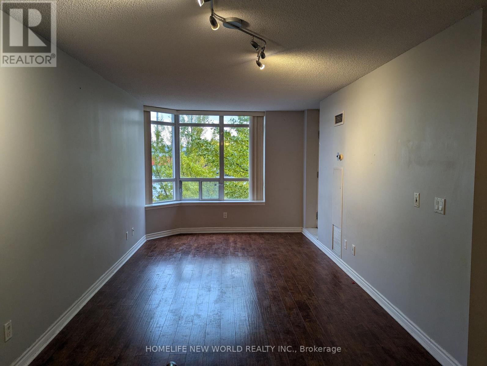 301 - 130 Pond Drive, Markham, Ontario L3T 7W5 - Photo 9 - N12515346