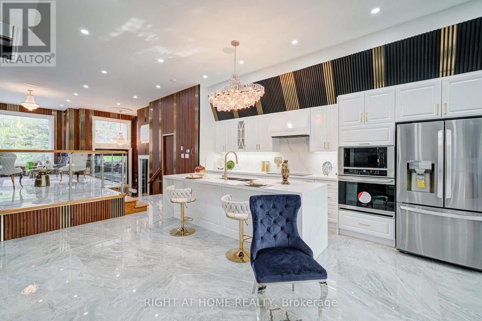 <div class="slider-price">$1,549,000</div><p>80 Haslam Street, Toronto, Ontario</p>