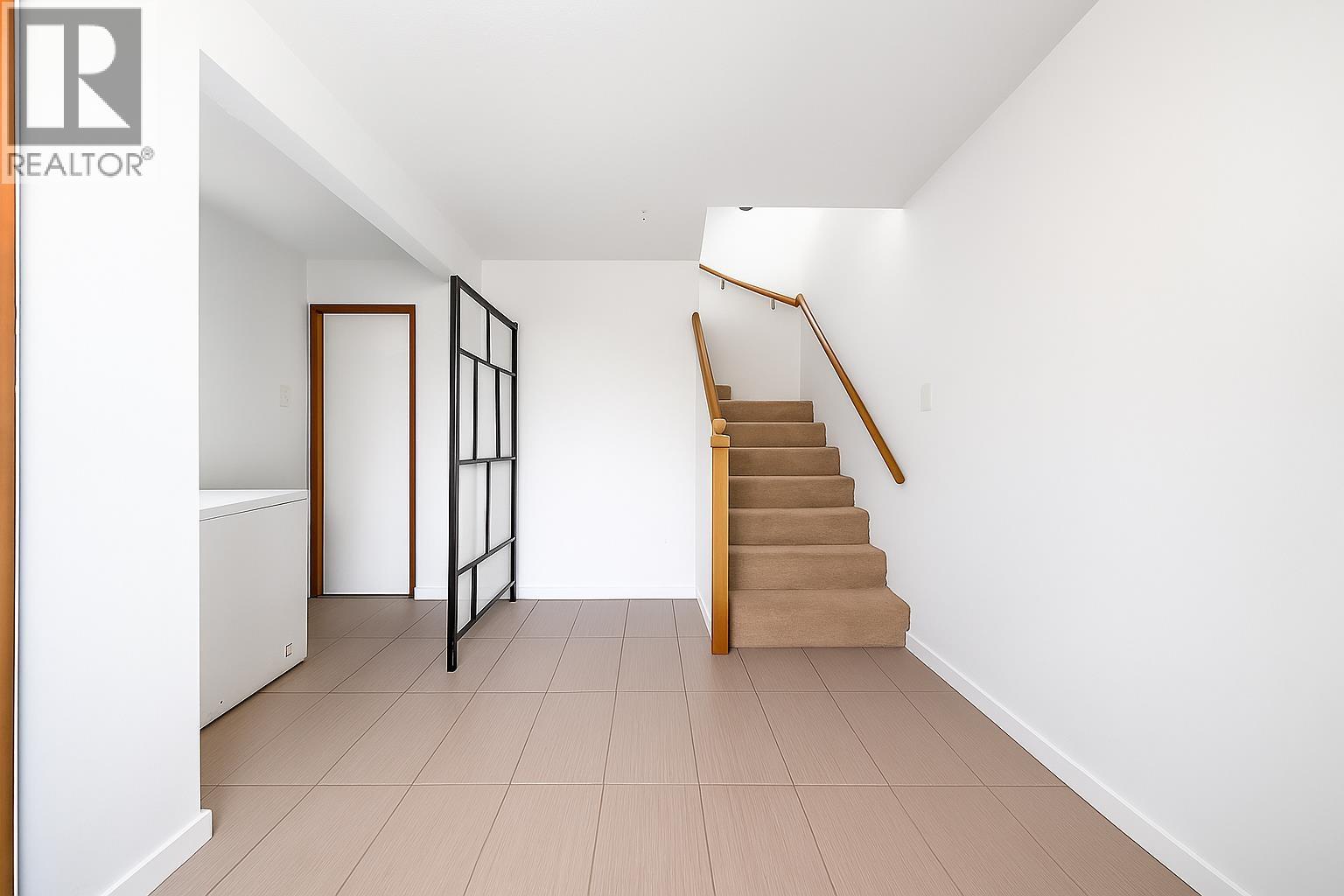 3003 Sunnyhurst Road, North Vancouver, British Columbia  V7K 2G4 - Photo 3 - R3064910