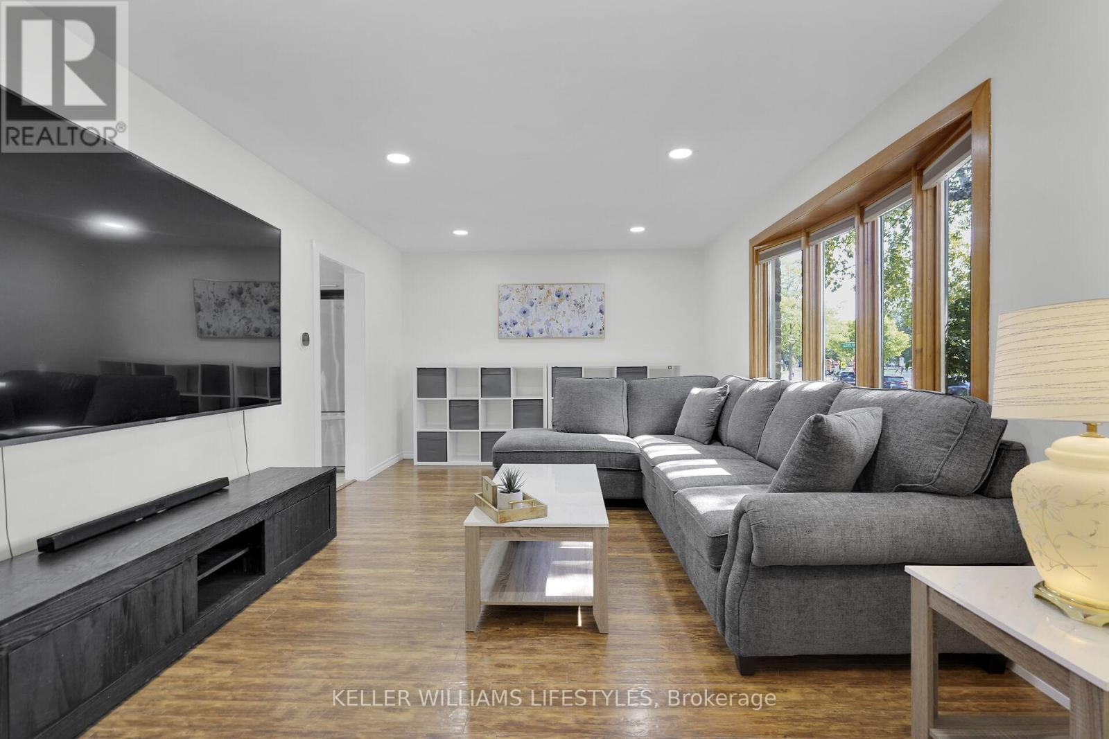 Photo 10 of 44 for 66 Lloyd Manor Crescent