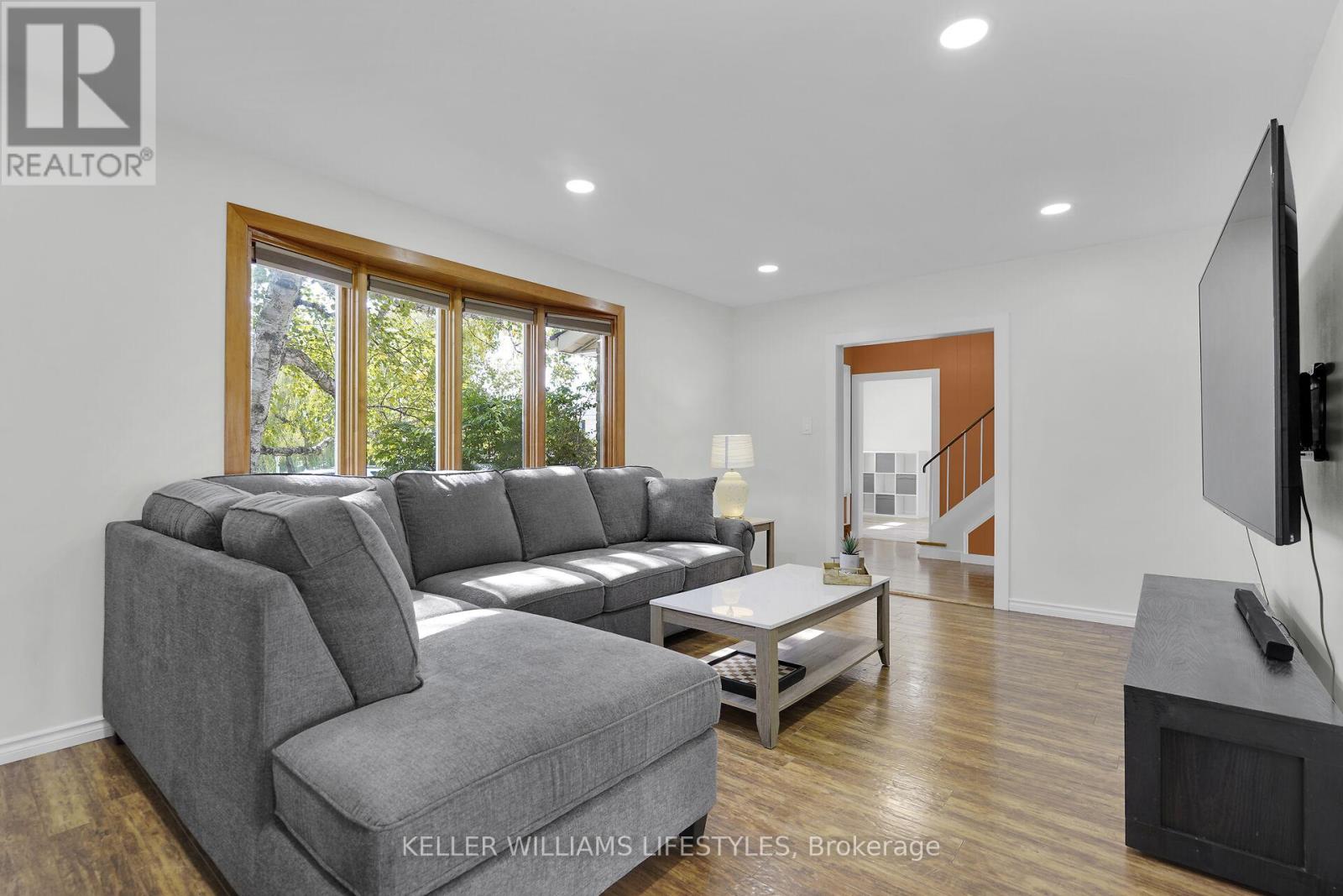 Photo 11 of 44 for 66 Lloyd Manor Crescent