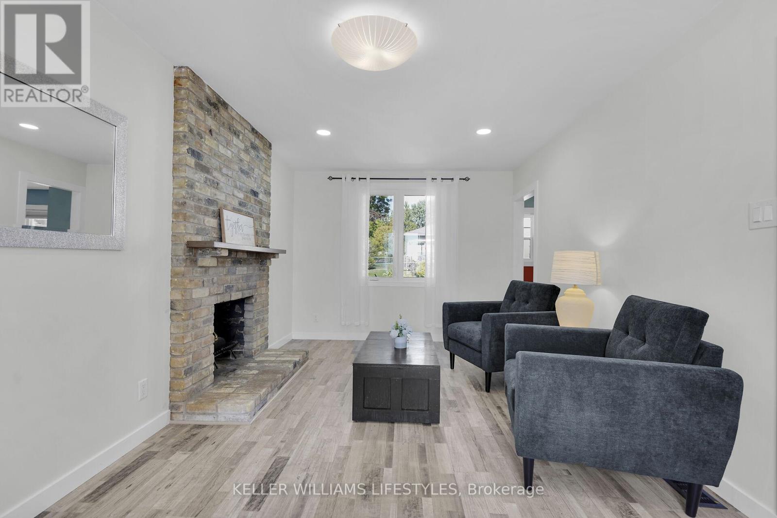 Photo 18 of 44 for 66 Lloyd Manor Crescent