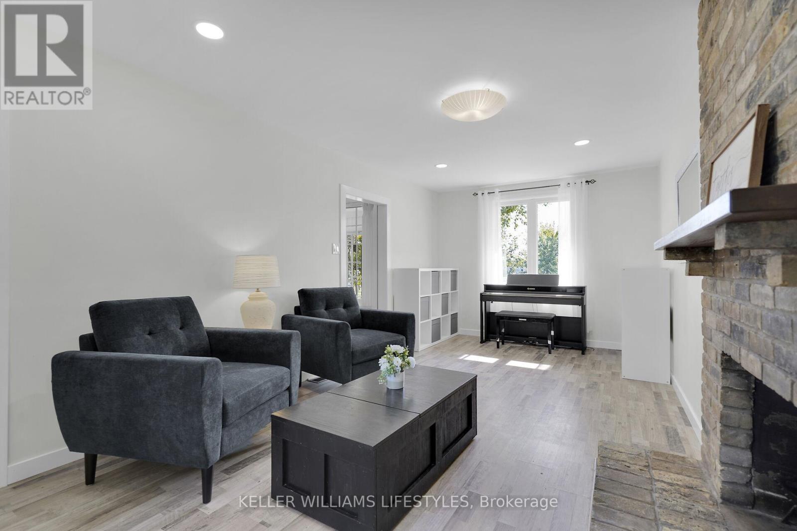 Photo 19 of 44 for 66 Lloyd Manor Crescent