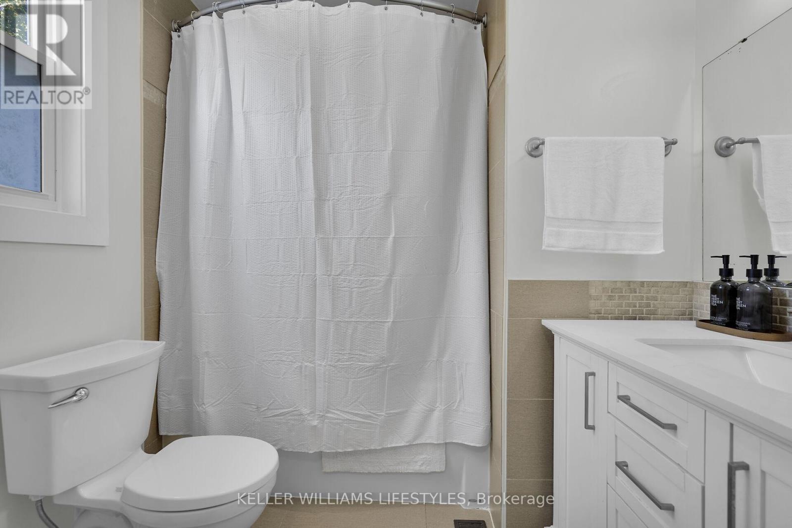 Photo 28 of 44 for 66 Lloyd Manor Crescent